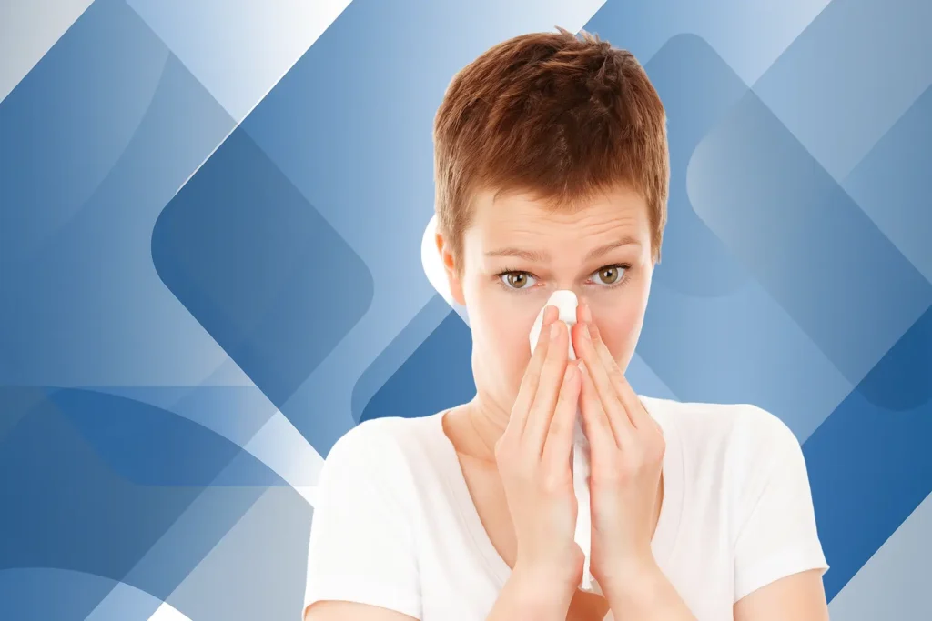 Mujer joven sonándose la nariz con un pañuelo, representando el impacto actual de las enfermedades alérgicas en la vida diaria