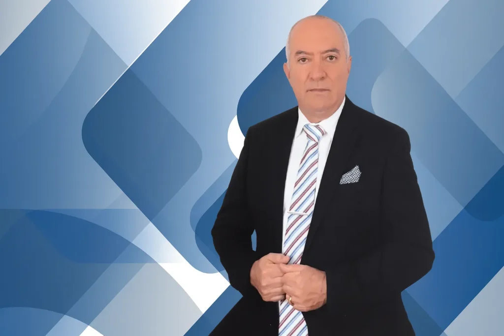 Retrato del Dr. Jorge Hernán Piraquive, médico especialista, sobre fondo azul geométrico en la celebración del Día Panamericano del Médico